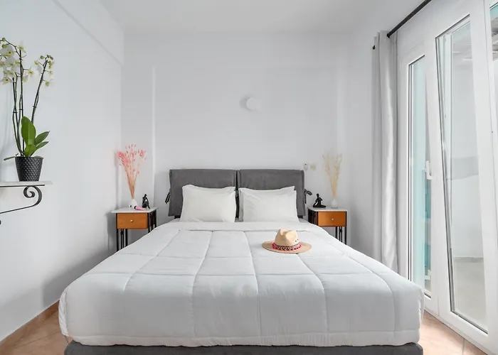 アパート Ornos Apartments